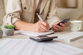 woman ready to write a budget plan